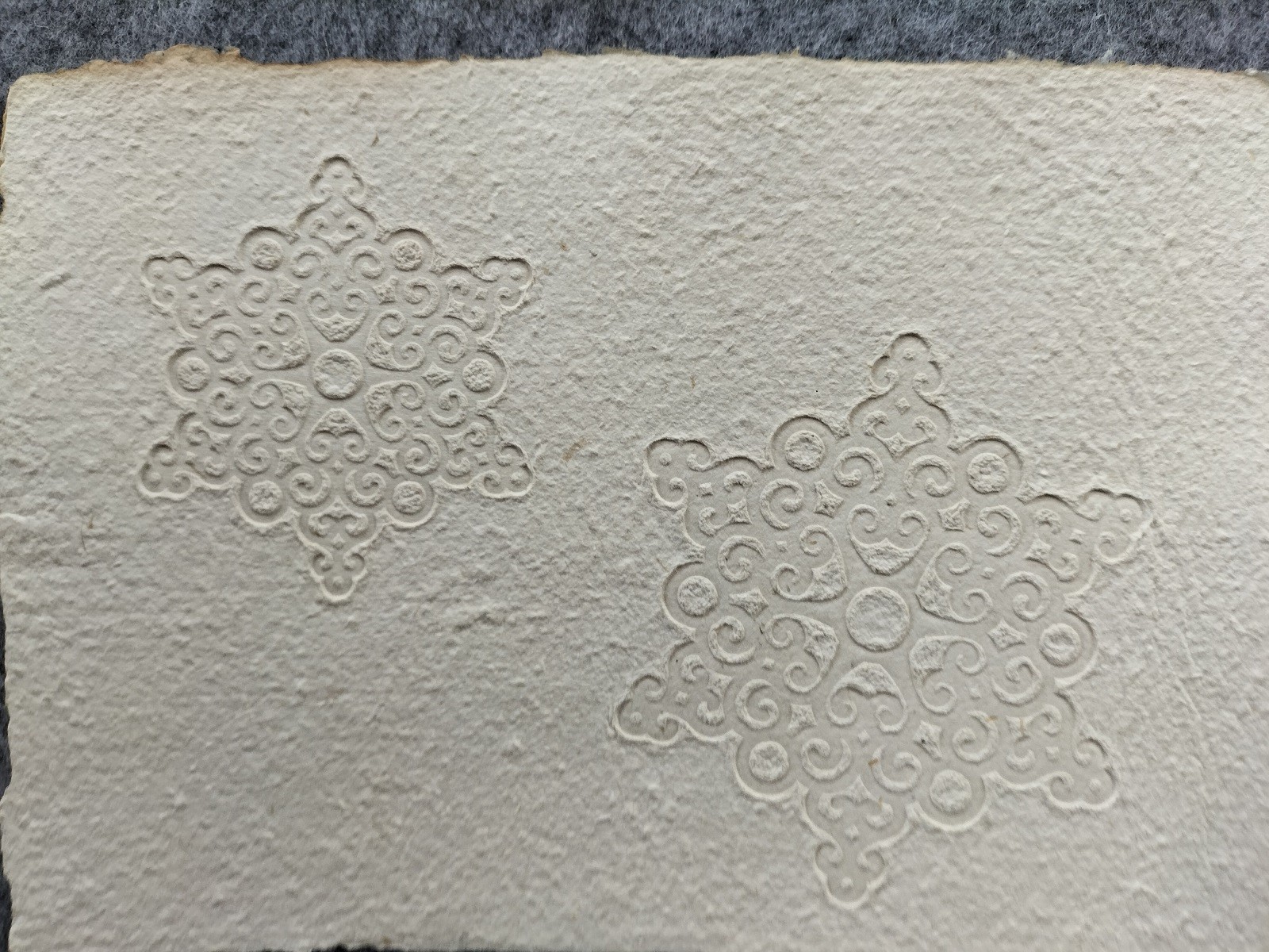 Embossage7 ( motifs industriels sur feuille de lin teintée au café )