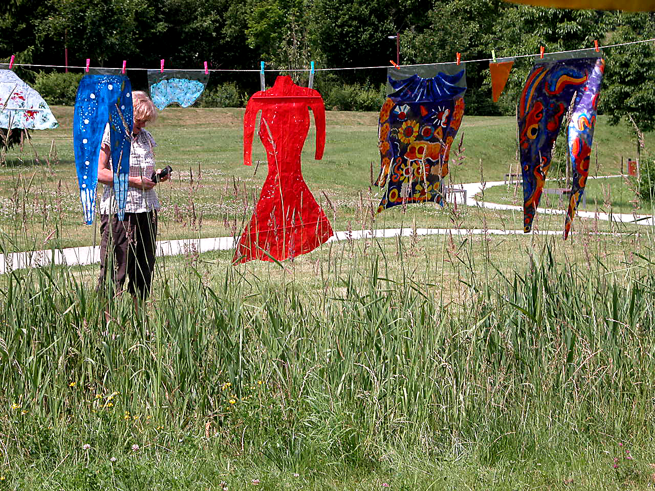 Autres habits en papier sur corde et pinces-à-linge