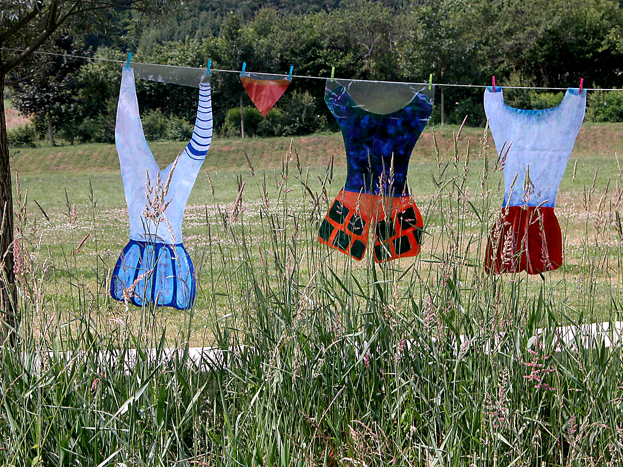 Habits de cirque en papier sur une très longue corde