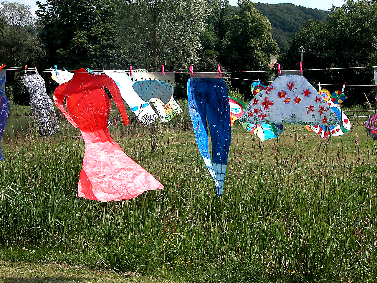 Tenues de cirque séchant au vent sur une longue corde