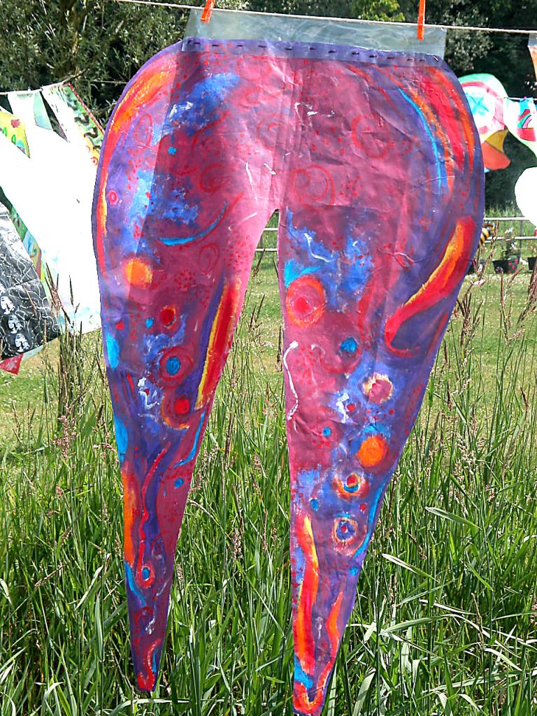 Pantalon de cirque violet en papier séchant au vent d'été