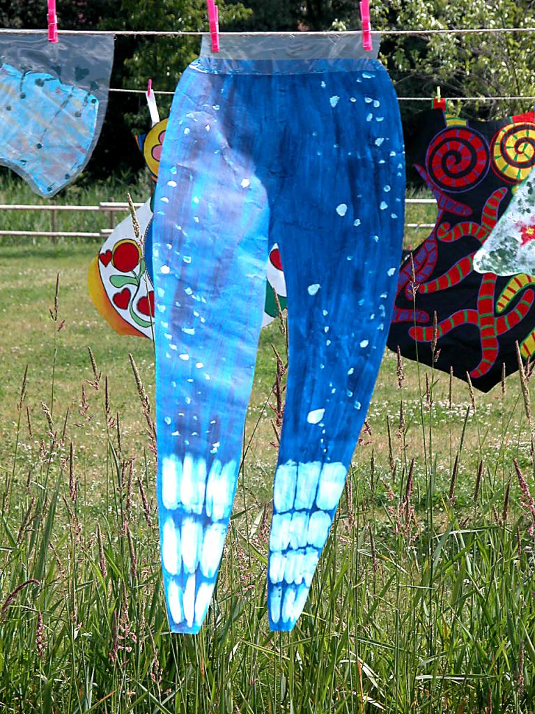 Pantalon bleu de cirque en papier sur une corde