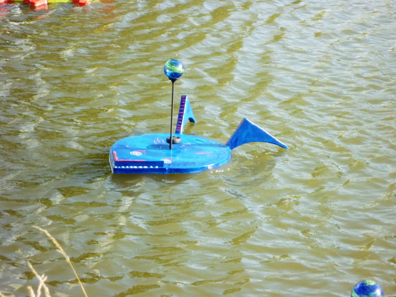 Petite grenouille bleue nageant sur l'eau