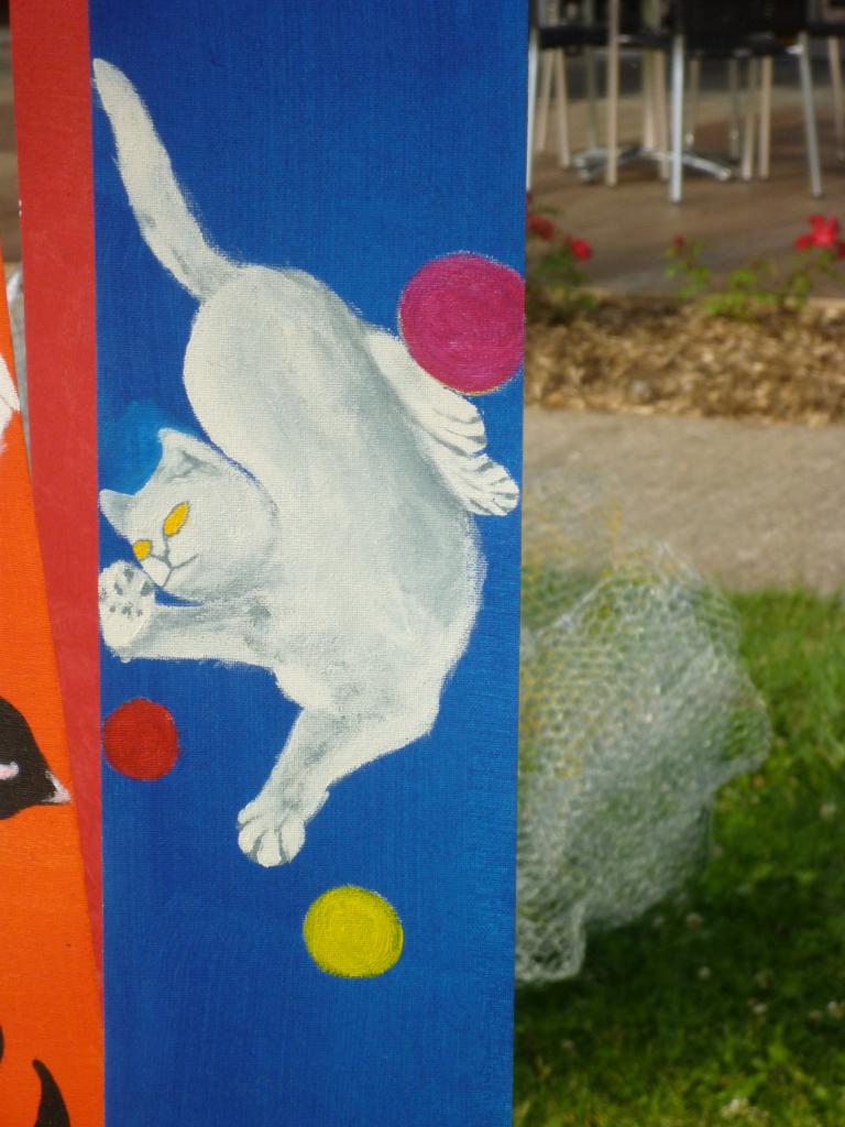 Petit chat jongleur sur fond bleu marine ( tissu pour store )