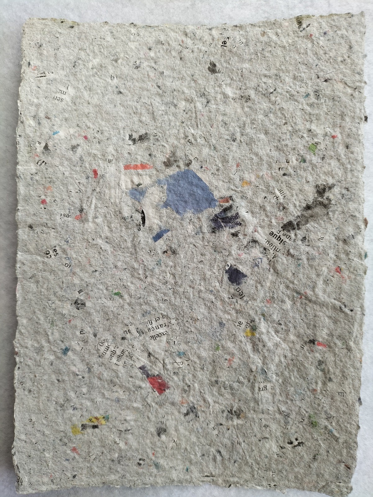 Feuille de papier recyclé avec incrustation de mots et couleurs