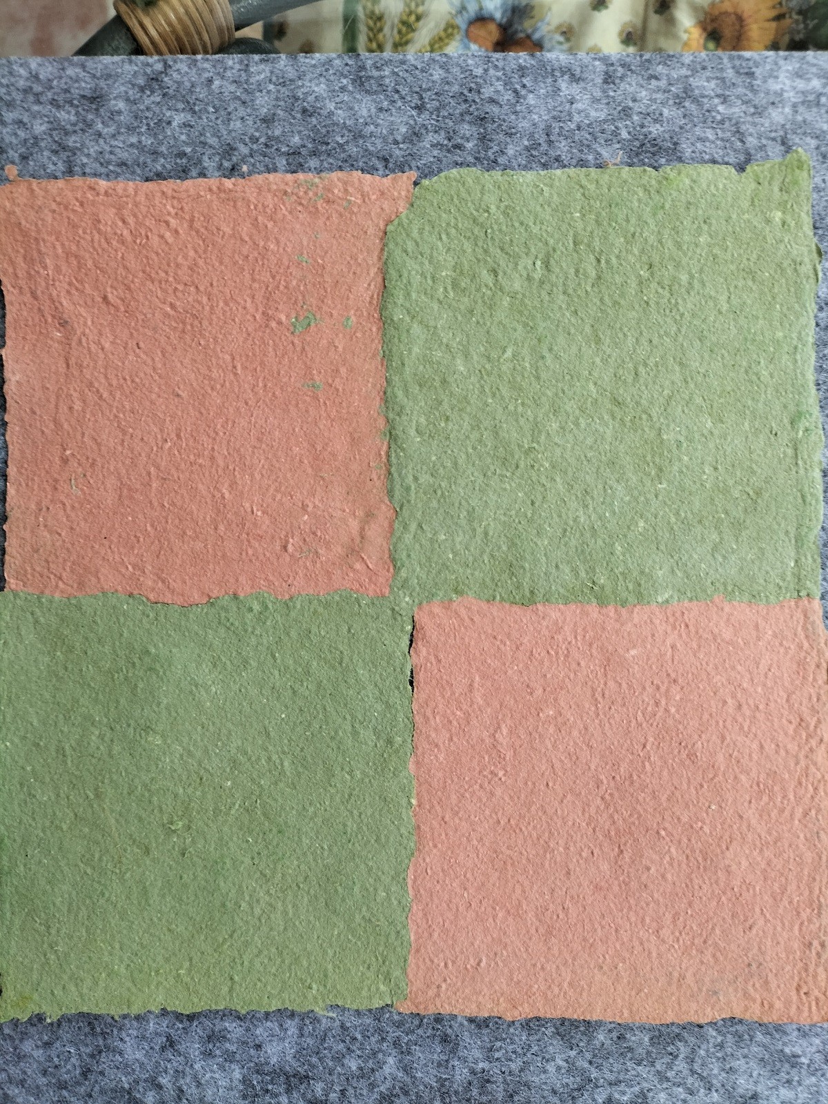 Patchwork en vert et rouge ( papiers recyclés colorés aux pigments )