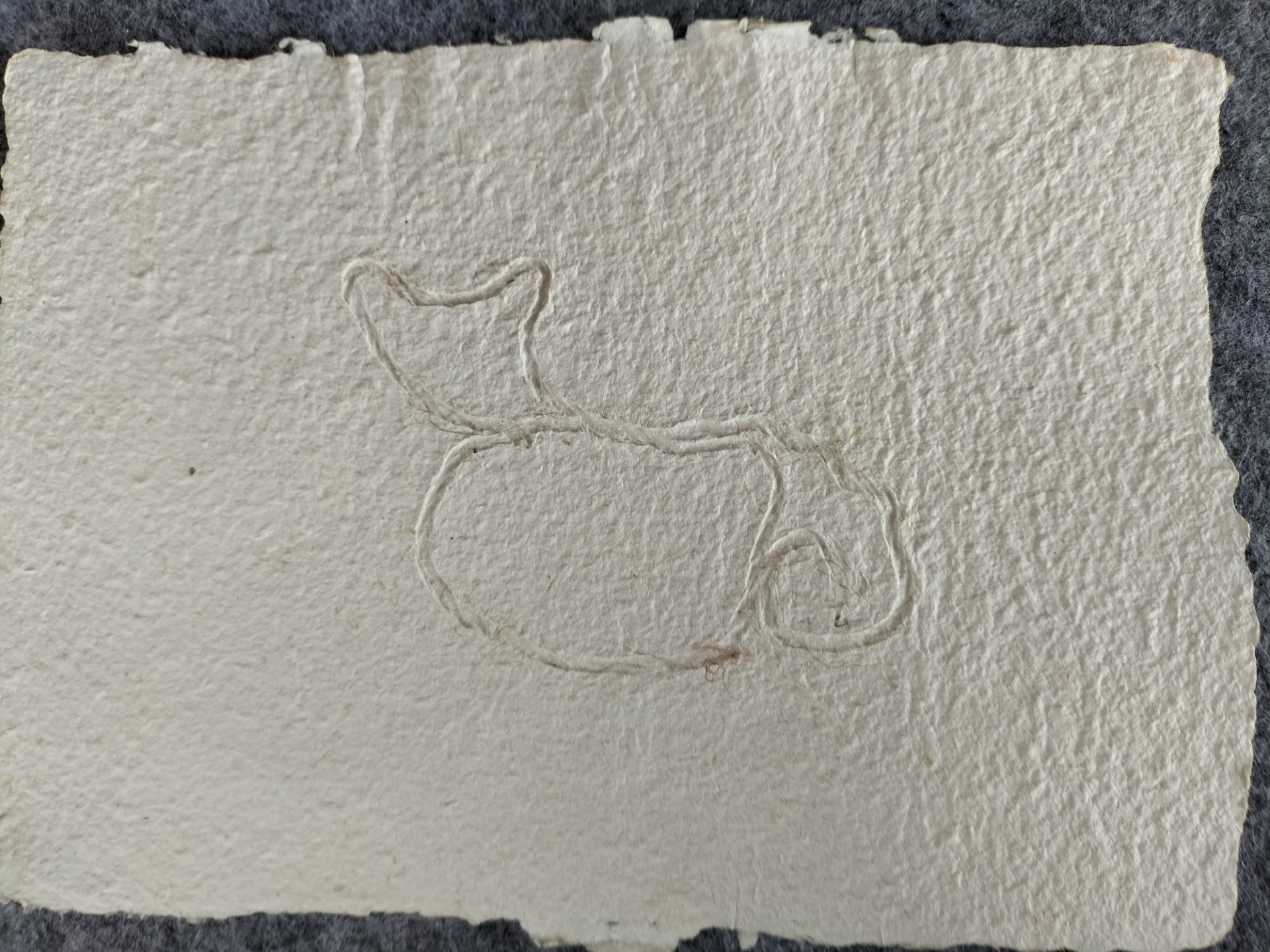 Petit chat sur feuille de Lin ( face - création d'un motif embossé )