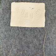 Petite pancarte avec lettres embossées sur feuilles de Lin